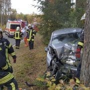 Verkehrsunfall B 285 - Fahrzeug gegen Baum