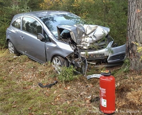 Verkehrsunfall B 285 - Fahrzeug gegen Baum