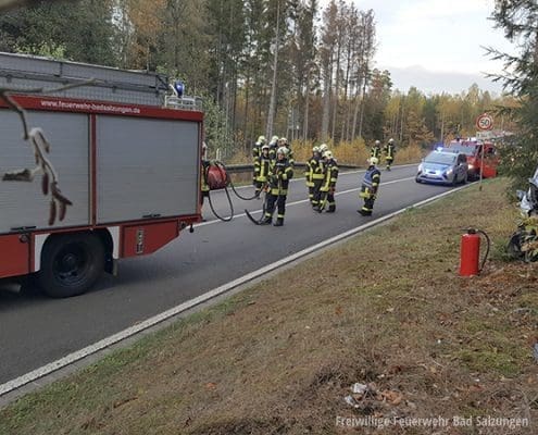 Verkehrsunfall B 285 - Fahrzeug gegen Baum