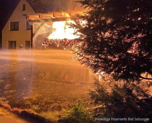 Brand eines Holzpolters, Übergreifen auf Wohnhaus wurde verhindert!