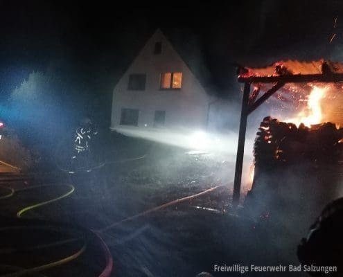 Brand eines Holzpolters, Übergreifen auf Wohnhaus wurde verhindert!
