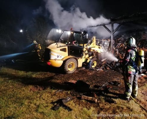 Brand eines Holzpolters, Übergreifen auf Wohnhaus wurde verhindert!