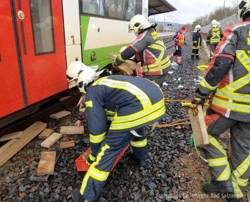 Person unter Zug, technische Rettung schwierig!
